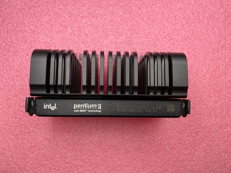 New Intel Pentium 2 Slot 1 CPU 266MHz/66/512K Cache 80522PX266512EC SL2HE w/HS - Image 1 of 4