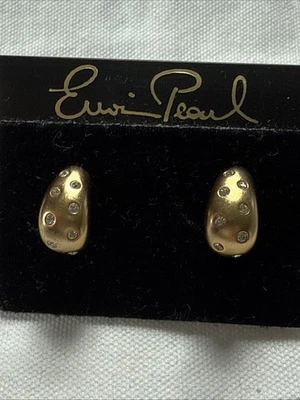 Pendientes brazalete de oro con tachuelas pavé de perlas Erwin Foto 1 de 4