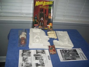 Vintage Screamin Mars Attacks No Place To Hide 1/8 Model Kit Diorama Topps - Picture 1 of 11