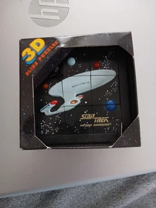 1995 DaMert Co. Star Trek Next Generation 3D 4"x4" Slide Puzzle Enterprise D - Foto 1 di 5