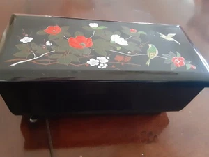 Wind-up music box/jewelry box - Picture 1 of 2