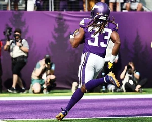 Foto de fútbol americano de la NFL Aaron Jones corriendo para un touchdown Minnesota Vikings 8x10 - Imagen 1 de 1