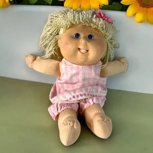 1990 Cabbage Patch Kids First Edition 13" Blonde Wavy Hair Blue Eyes Pink Outfit - Bild 1 von 16