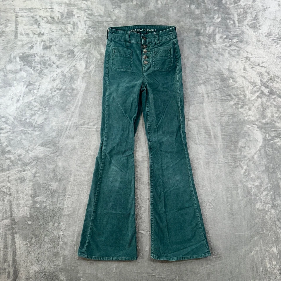 Pantalones acampanados American Eagle Super Hi-Rise para mujer talla 000 verde pana Foto 1 de 4