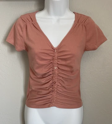 Camisa Derek Heart para mujer rosa mediana manga corta ceñida acanalada cuello en V top Foto 1 de 4