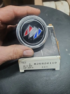 NOS 1986-1991  BUICK Century Skylark Somerset CENTER CAP  OEM 25526118 - Image 1 of 4