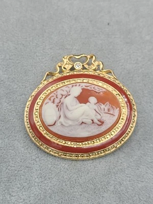 Broche prendedor camafeo naranja de metal tono dorado y niño retirado de Joan Rivers Foto 1 de 4