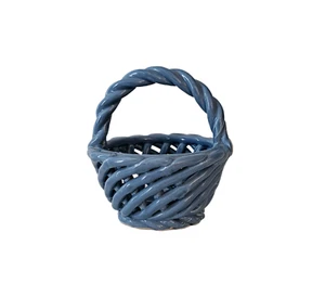 Piccolo cestino vintage in ceramica blu con trama aperta e manico a torsione - Foto 1 di 8