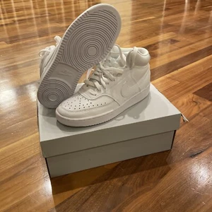 Nike Air Force One Mid LE All White Sneaker. Damengröße 6,5. NEU IM KARTON. - Bild 1 von 9
