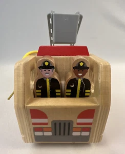 Camion dei pompieri in legno Melissa & Doug con 2 personaggi gioco pompieri - Foto 1 di 6