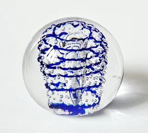 Pisapapeles Kosta Art esfera de vidrio azul remolino burbujas controladas Elis Bergh - Imagen 1 de 7
