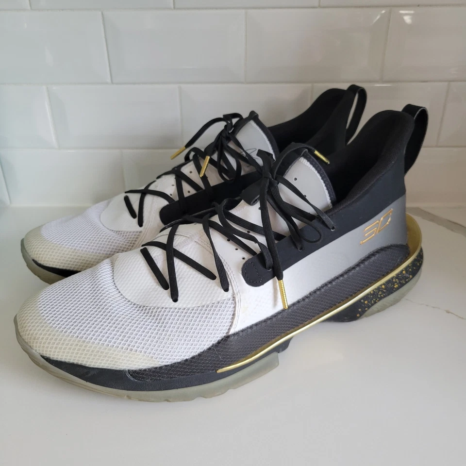 Tênis masculino Under Armour Stephen Curry 7 basquete ouro preto 3023300-104 tamanho 16 - Imagem 1 de 1