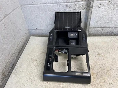 Lexus GX460 2022 consola delantera cubierta palanca de cambios bisel gris oscuro con almacenamiento OEM  Foto 1 de 4