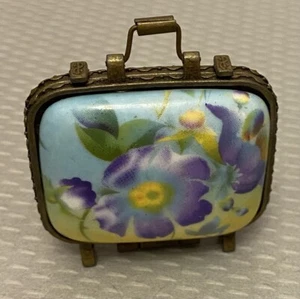 "Caja de baratijas de colección firmada PORCELANA ARTE maleta púrpura pensamiento flores 2" - Imagen 1 de 8