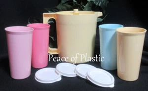 Tupperware NUOVA brocca da 1 qt con set di 4 - 9 once bicchieri tazze blu, giallo, rosa - Foto 1 di 4