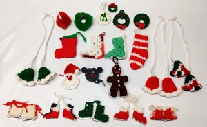 21 handgefertigte Weihnachtsartikel gestrickt oder gehäkelt ~ Strümpfe Schlittschuhe Kränze Glocken - Bild 1 von 11