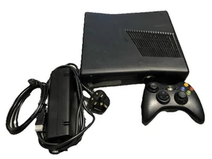 Xbox 360 S Slim -Black - 250GB Console 1 Controller and cables - Imagen 1 de 4