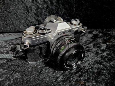 Canon AE-1 mit Vivitar 28mm 1:2.8 Wide-Angle Objektiv Spiegelreflexkamera SLR - Bild 1 von 4