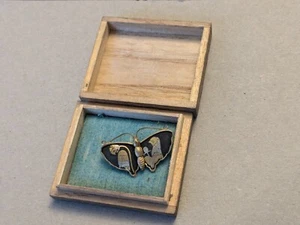 Vintage Egyptian Revival Black Faux-Emaille Schmetterling Brosche/Abzeichen + Holzbox - Bild 1 von 5
