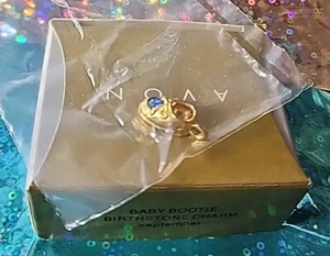 Avon Baby Bootie Birthstone Charm SEPTEMBER Simulated SAPPHIRE Gold Tone 1999.LL - Picture 1 of 3