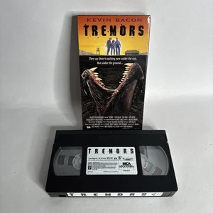 TREMORS - VHS Tape - 1990 Film - Kevin Bacon / Reba McEntire - Horror - Foto 1 di 2