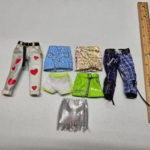 Rainbow High UNTERTEILE PAKET - Hosen Shorts Röcke Kleidung - Kia Uma Ayesha Karma - Bild 1 von 5