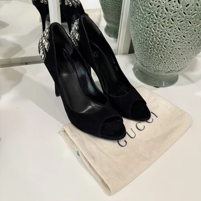 Zapatos de salón Gucci negros de gamuza con adorno de cristal 7 1/2 Foto 1 de 4