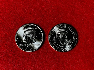 2002 P Kennedy Half Dollar Stempelglanz direkt aus US-Münzrolle (x1) - Bild 1 von 1