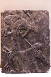 Faraón egipcio caza gacela con los perros, hecho a mano en Egipto con cuidado - Imagen 1 de 2