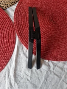 SOPORTE BASE Y TORNILLOS HISENSE H65B7100UK H65B7300UK 1527HT1-1 L & 1527HT1-1 DERECHA - Imagen 1 de 8