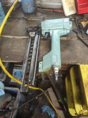 Hitachi N5008AB2 Cucitrice a corona media 7/16 pollici  - Immagine 1 di 4