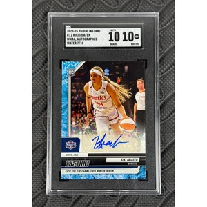 Kiki Iriafen 2025 Panini Instant WNBA #12 Acqua /10 Auto SGC 10 Gemme Ottime Condizioni Auto 10 - Foto 1 di 2