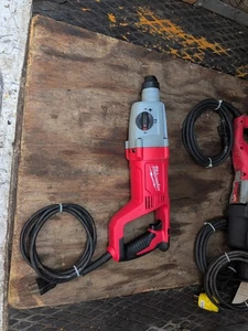 Milwaukee 5262-21 8 Amp Corded 1" SDS D-Handle Rotary Hammer - Picture 1 of 11