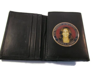 47. Präsident Kamala Harris schwarze dreifach faltbare Geldbörse aus glattem Leder - Bild 1 von 4