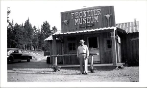 Fotografía Frontier Museum Sylvan Lake South Dakota 2,75" x 4,5" negro blanco - Imagen 1 de 2