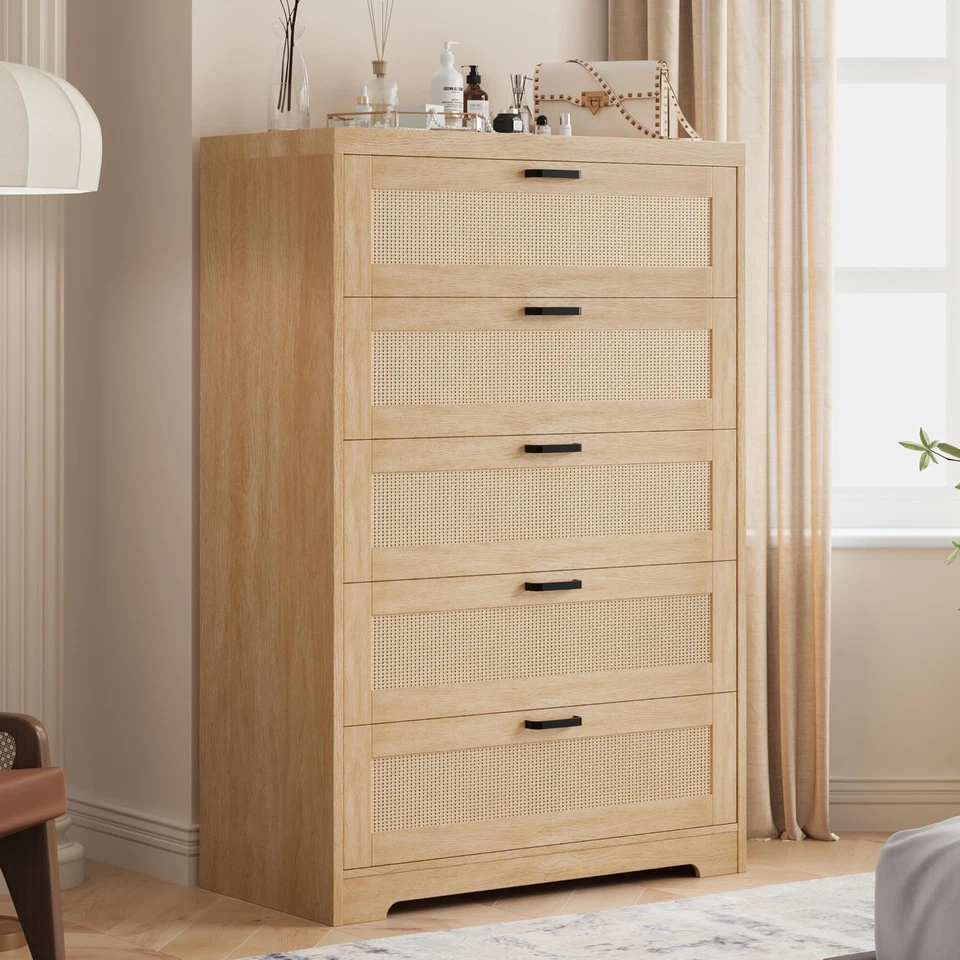 Cómoda de dormitorio de ratán con 5 cajones | 47,27" de alto con tomas de corriente, cofre de madera Foto 1 de 4