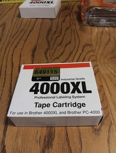 CINTA DE ETIQUETA BROTHER 4000XL NEGRO SOBRE BLANCO 1" (24 mm) 649115 - Imagen 1 de 5