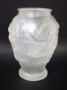 Antique Barolac Josef Inwald Czech Art Glass Vase White Frosted 3D Doves Marked - Bild 1 von 8