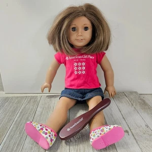 18" American Girl Puppe mit braunen Haaren und Augen trägt einen blauen Jeansrock Hot Pink - Bild 1 von 24