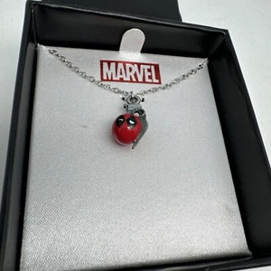 Marvel Comics Deadpool Petite Spada in Testa Collana Ciondolo Nuovo NOS Scatola - Foto 1 di 5