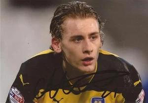 COLCHESTER: ELLIOTT HEWITT SIGNED 6x4 ACTION PHOTO+COA - Picture 1 of 1