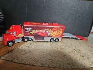 Disney Pixar Cars Mack Saetta McQueen Trasportatore Camion con Rampa 1:64 - Foto 1 di 5