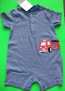 BABY JUNGE 1-TEILIGER STRAMPLER MIT FEUERWEHRAUTO GRÖSSE 6 MONATE NEU MIT ETIKETT! - Bild 1 von 7