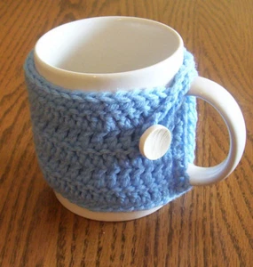 Handgehäkelte hellblau geknöpfte Kaffeetasse gemütlich - Bild 1 von 3