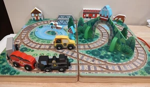 Melissa & Doug 17 pezzi ferrovia da tavolo in legno con treno, autobus e altro - Foto 1 di 24