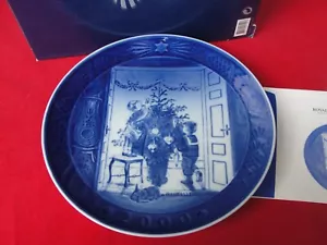 2000 ROYAL COPENHAGEN CHRISTMAS PLATE MOTHER AND SON NEW - Picture 1 of 2