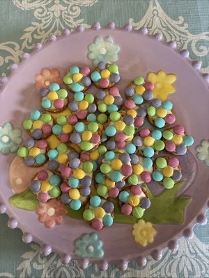 Pascua 50 MOCADOS DE CARAMELO DE FLORES PRETZEL de chocolate blanco casero M&M⚜️ Foto 1 de 2
