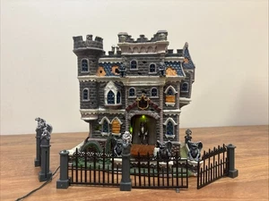LEMAX Spooky Town Halloween Castle on Spooky Hill Lights & Sound 2002 Read - Picture 1 of 17