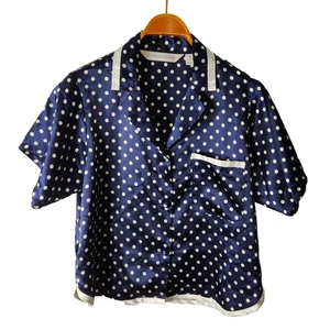 Camisa para dormir Victoria's Secret a lunares satinada azul con botones talla S - Imagen 1 de 8