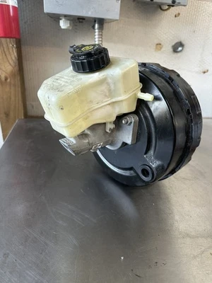 08-13 BMW E90 E92 E93 M3 Conjunto de cilindro maestro de refuerzo de freno de fábrica  Foto 1 de 4